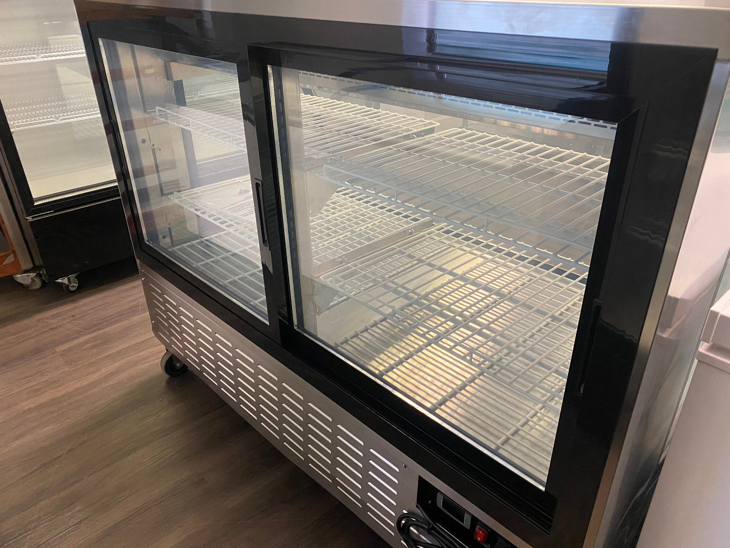 Elegant 5ft curved glass pastry display cabinet with LED lighting