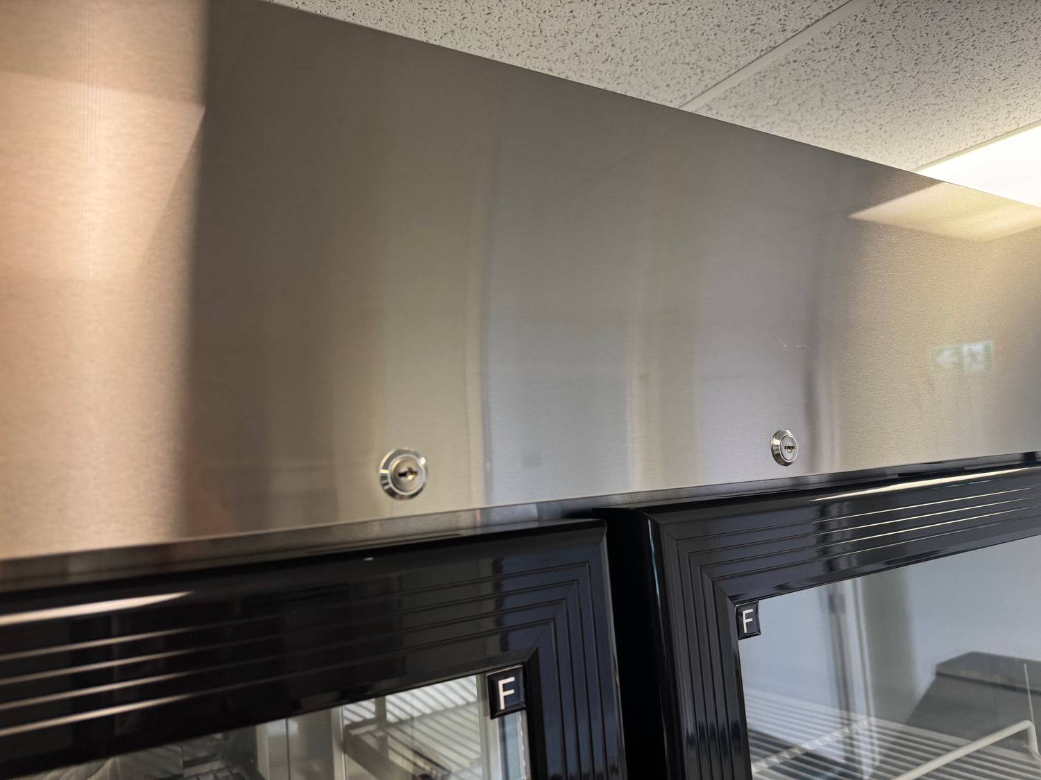 Energy-efficient 2-door vertical display freezer for frozen food retail