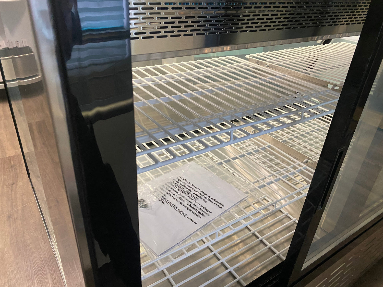 Elegant 5ft curved glass pastry display cabinet with LED lighting