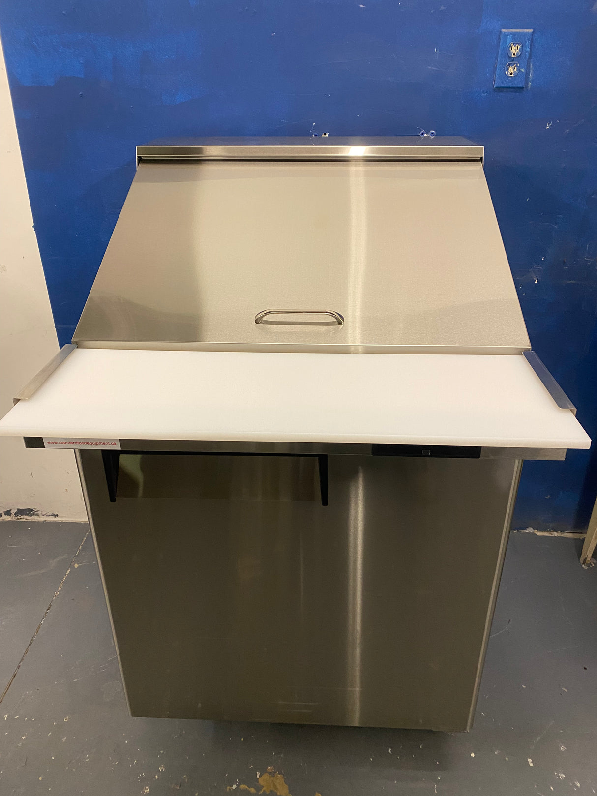 SFE 27” sandwich/ salad prep cooler mega top