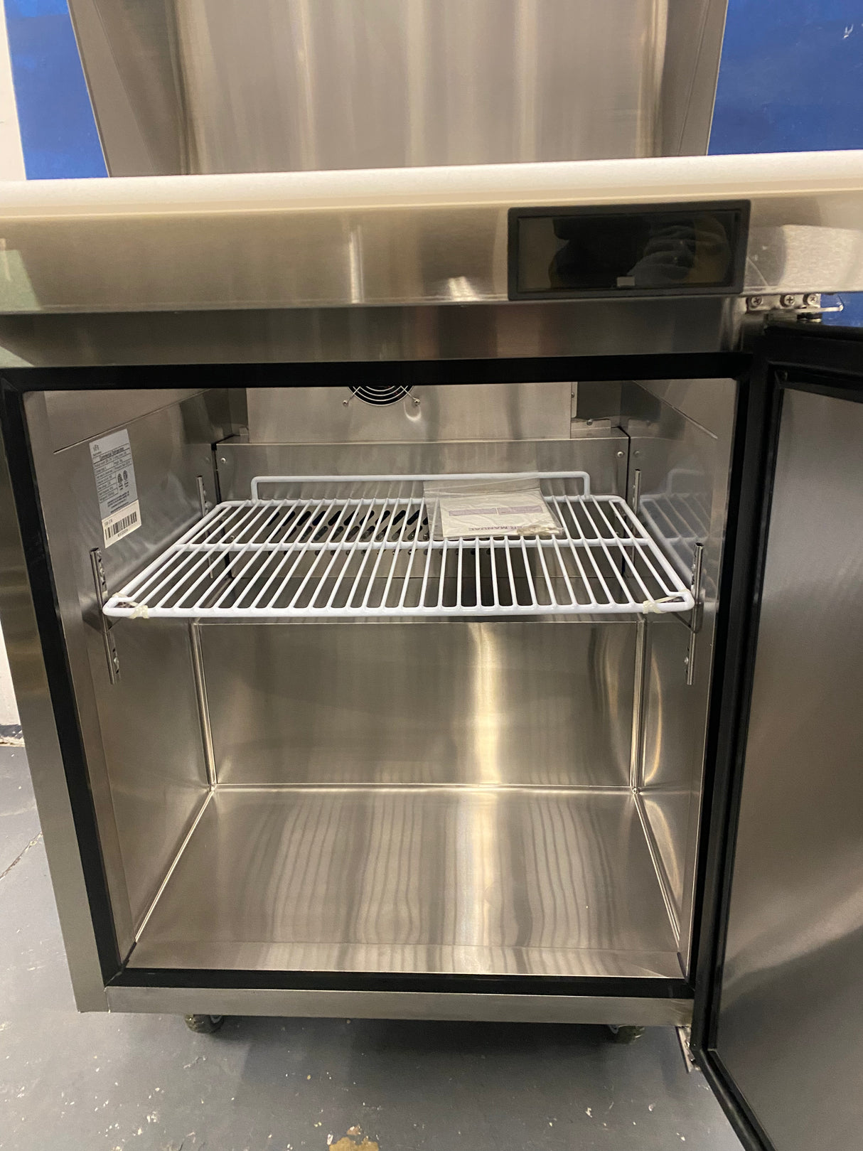 SFE 27” sandwich/ salad prep cooler mega top